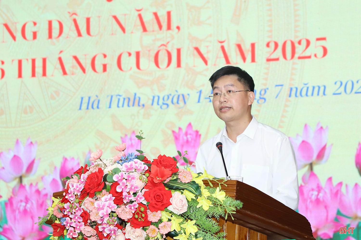 Chủ tịch UBND phường Thành Sen Nguyễn Văn Chung báo cáo kết quả bước đầu vận hành chính quyền địa phương 2 cấp và nêu các kiến nghị liên quan. bqbht_br_7.jpg