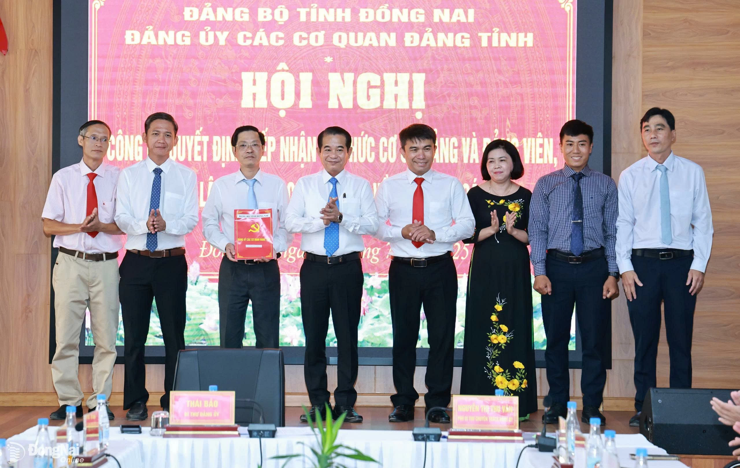 Đồng chí Thái Bảo, Phó bí thư Tỉnh ủy, Bí thư Đảng ủy các cơ quan Đảng tỉnh trao quyết định.  