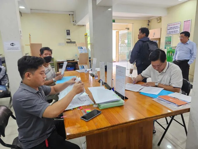 Người dân làm hồ sơ, thủ tục tại sở UBND phường Diên Hồng sau khi thành lập mới, sáng 12-6