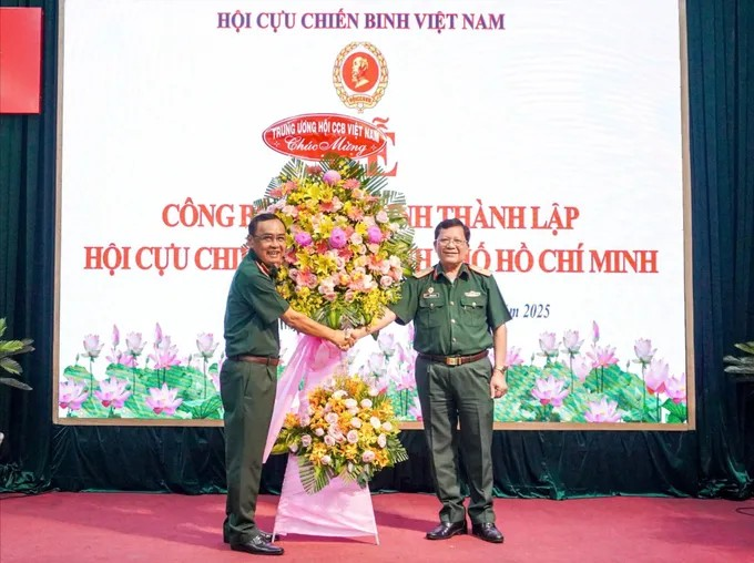 Trung ương Hội CCB Việt Nam tặng hoa chúc mừng Hội CCB TPHCM