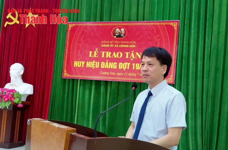 Đảng uỷ xã Lương Sơn trao tặng Huy hiệu Đảng cho đảng viên