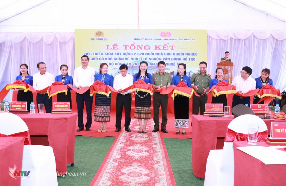 Thượng tướng Lương Tam Quang, Bí thư Tỉnh ủy Nghệ An Thái Thanh Quý và các đồng chí lãnh đạo tỉnh Nghệ An, Công an Nghệ An cắt băng khánh thành 2.820 căn nhà cho người nghèo, người khó khăn về nhà ở tại Nghệ An.