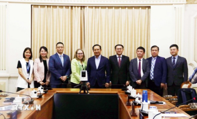 Đồng chí Nguyễn Văn Được (giữa) - Chủ tịch Ủy ban Nhân dân Thành phố Hồ Chí Minh có buổi làm việc với bà Sarah Kemp (thứ tư, trái), Phó Chủ tịch phụ trách Quan hệ Chính phủ quốc tế toàn cầu của Tập đoàn Intel. (Ảnh: TTXVN)