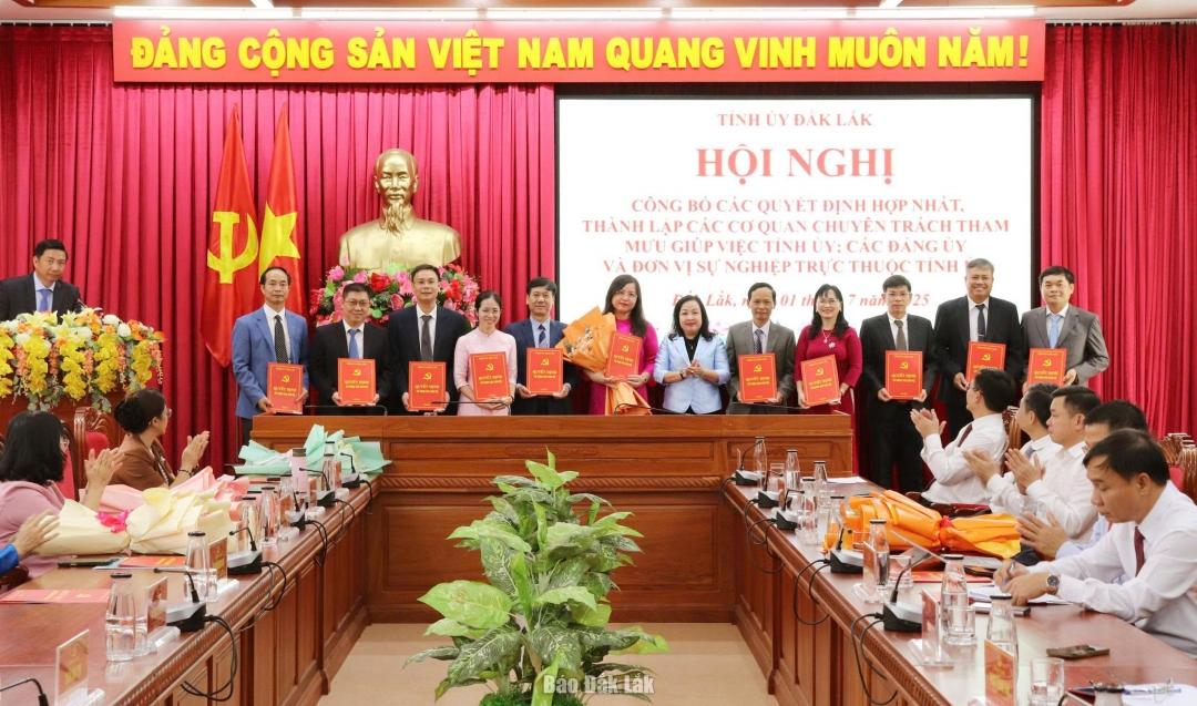 Phó Bí thư Thường trực Tỉnh ủy, Chủ tịch HĐND tỉnh Cao Thị Hòa An trao các quyết định cho Báo và Phát thanh, Truyền hình Đắk Lắk.