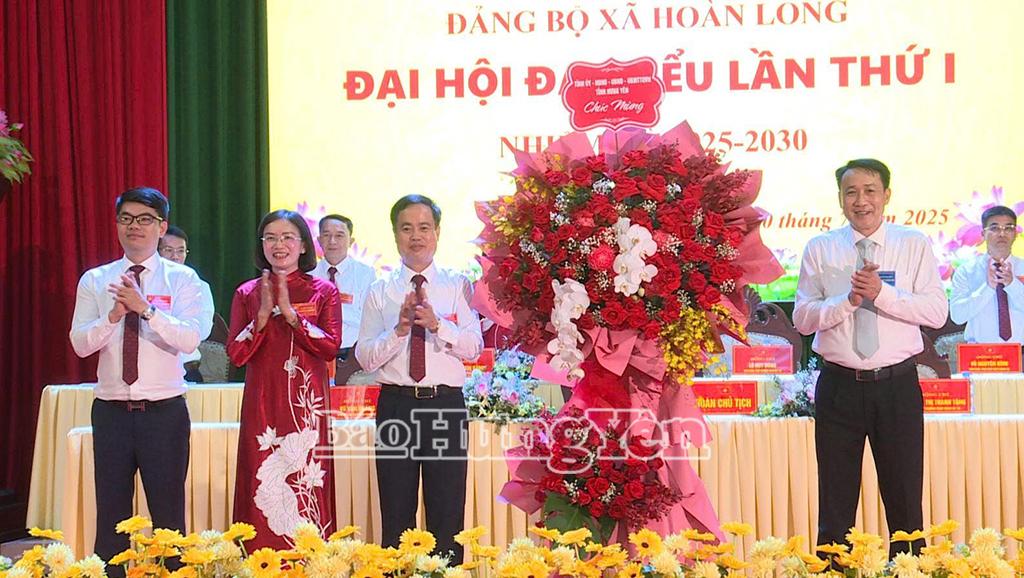Đồng chí Phạm Văn Khuê, Ủy viên Ban Thường vụ Tỉnh ủy, Trưởng Ban Tổ chức Tỉnh ủy tặng hoa chúc mừng Đại hội
