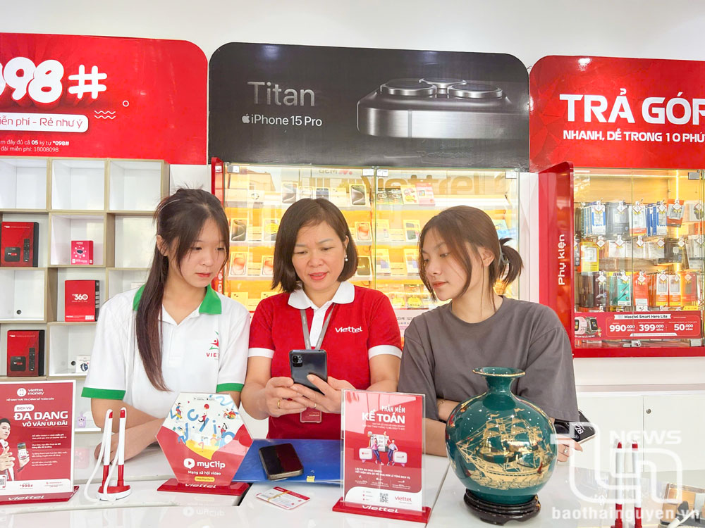 Nhân viên Công ty Vietel Thái Nguyên hỗ trợ, hướng dẫn người dân sử dụng điện thoại thông minh và ứng dụng 