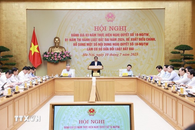 Thủ tướng Phạm Minh Chính chủ trì Hội nghị đánh giá 03 năm thực hiện Nghị quyết số 18-NQ/TW và 01 năm thi hành Luật Đất đai năm 2024. (Ảnh: TTXVN)