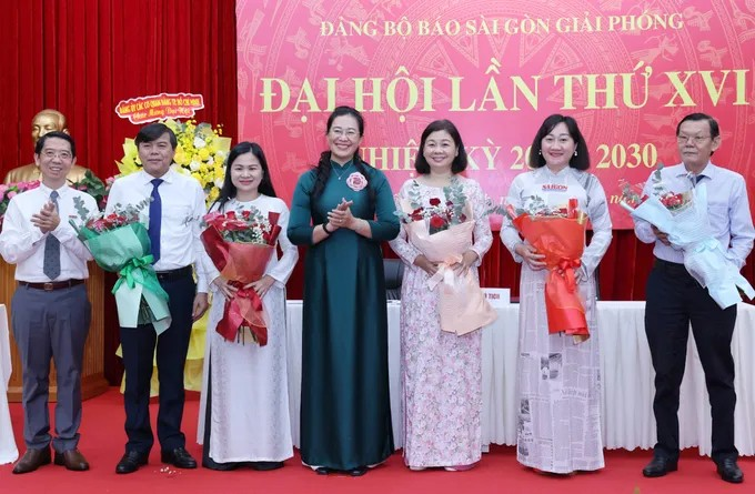 Trưởng Ban Tuyên giáo và Dân vận Đảng ủy các cơ quan Đảng TPHCM Nguyễn Thị Hồng Nguyệt và Bí thư Đảng ủy Báo SGGP Nguyễn Thành Lợi tặng hoa cảm ơn các đồng chí trong Ban Thường vụ Đảng ủy Báo SGGP nhiệm kỳ 2020-2025. (Ảnh: SGGP)