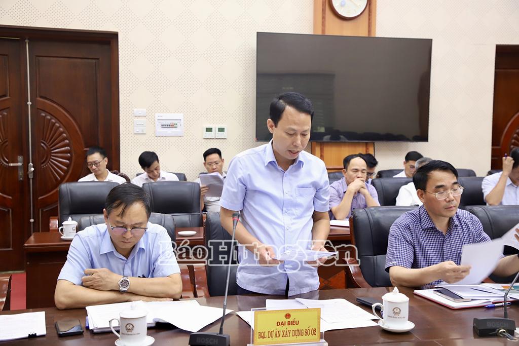 Đại diện Ban Quản lý dự án đầu tư xây dựng số 02 báo cáo tại phiên họp