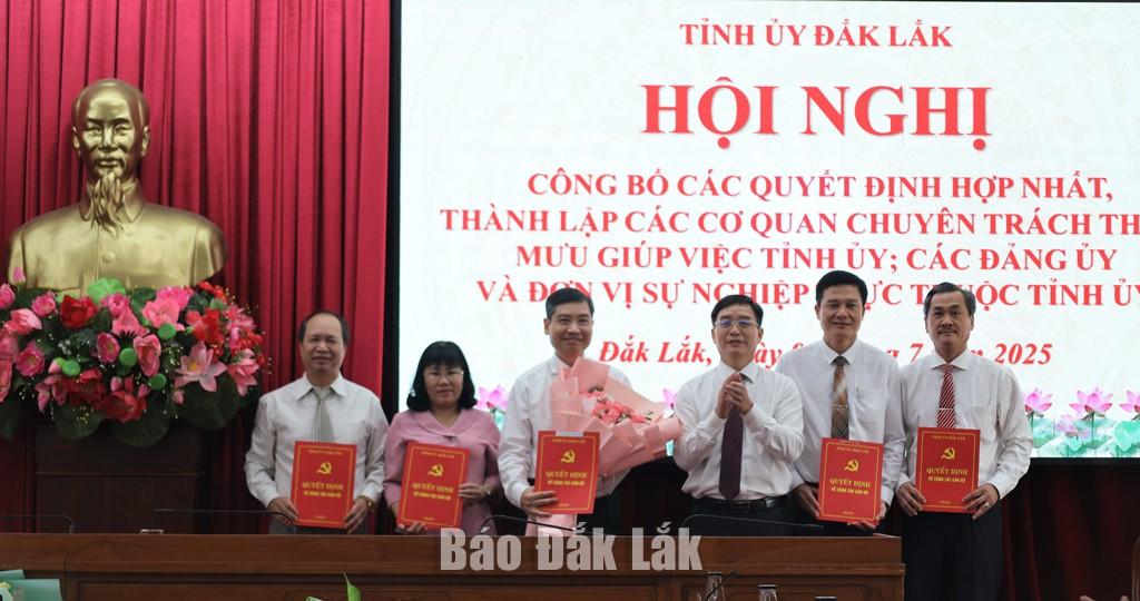Ủy viên Trung ương Đảng, Bí thư Tỉnh ủy Nguyễn Đình Trung cho Đảng ủy UBND tỉnh.