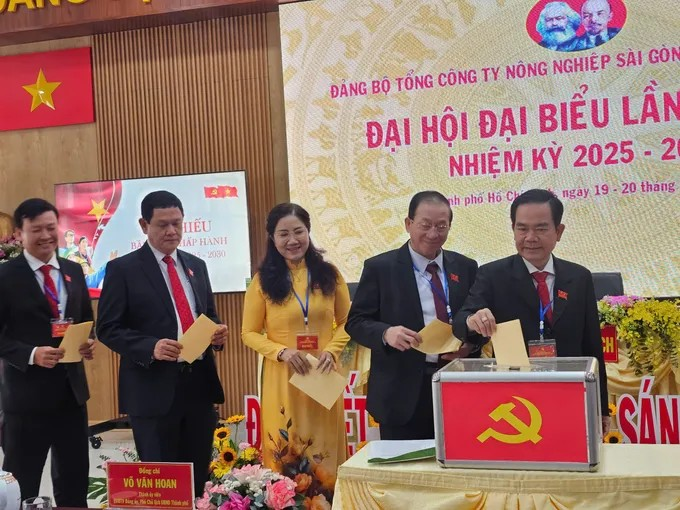 Các đại biểu bỏ phiếu bầu Ban Chấp hành nhiệm kỳ mới