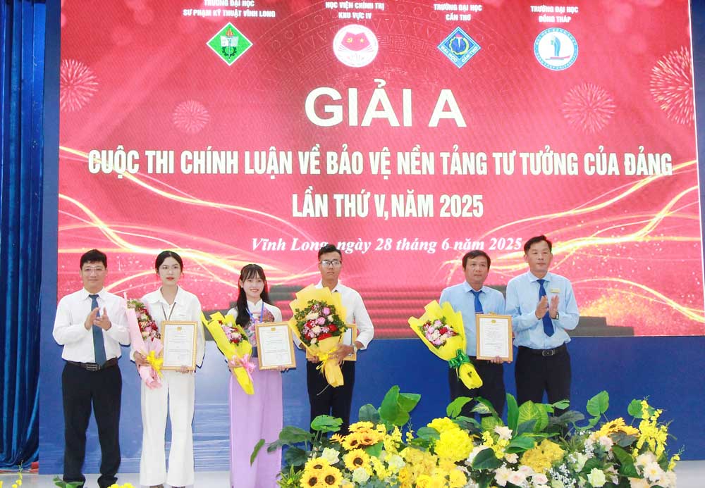 BTC trao giải cho các tác giả, những sinh viên đoạt giải góp phần lan tỏa ý nghĩa cuộc thi và rèn luyện bản lĩnh chính trị cho sinh viên.
