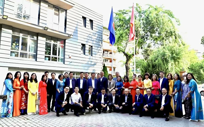 Uỷ viên Bộ Chính trị Phan Đình Trạc thăm và làm việc tại Hungary