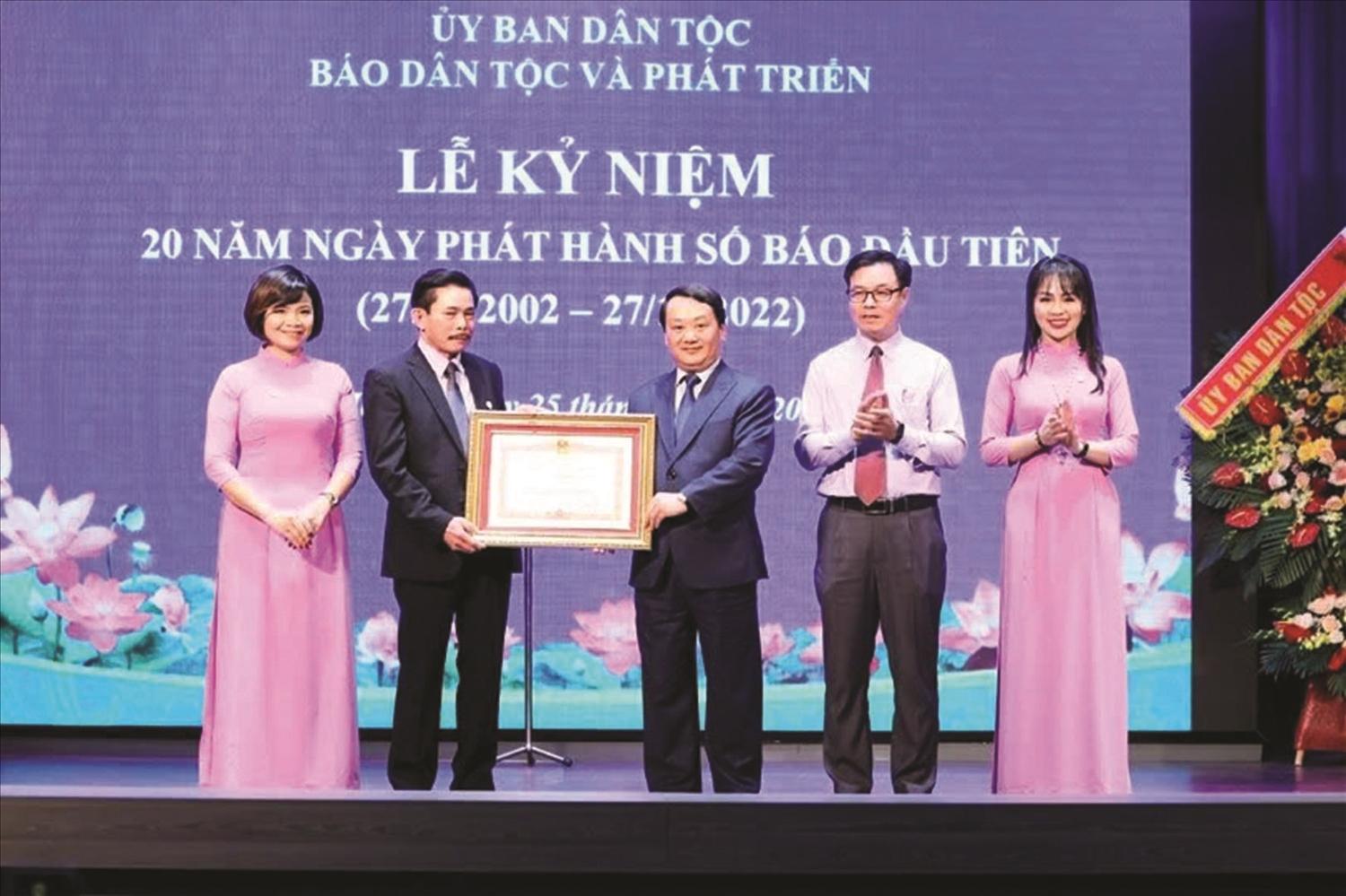 Nhân dịp Kỷ niệm 20 năm Ngày phát hành số báo đầu tiên (27/10/2002 - 27/10/2022), thừa ủy quyền của Thủ tướng Chính phủ, Bộ trưởng, Chủ nhiệm UBDT Hầu A Lềnh trao Bằng khen của Thủ tướng Chính phủ cho tập thể Báo Dân tộc và Phát triển Nhân dịp Kỷ niệm 20 năm Ngày phát hành số báo đầu tiên (27/10/2002 - 27/10/2022), thừa ủy quyền của Thủ tướng Chính phủ, Bộ trưởng, Chủ nhiệm UBDT Hầu A Lềnh trao Bằng khen của Thủ tướng Chính phủ cho tập thể Báo Dân tộc và Phát triển