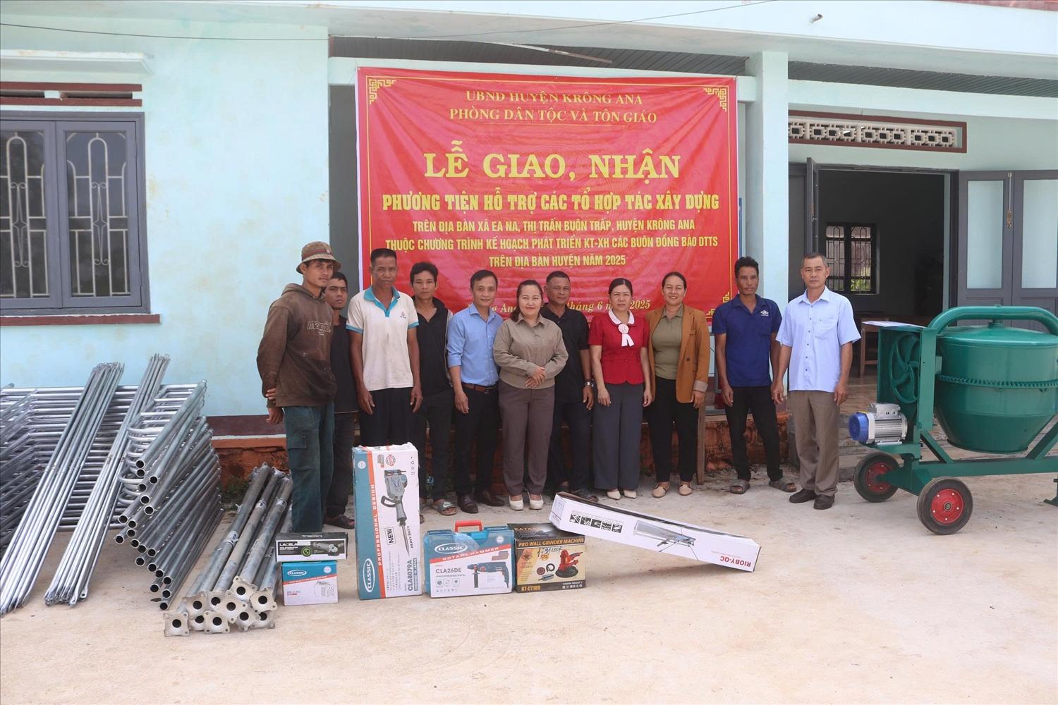 Lãnh đạo Phòng Dân tộc và Tôn giáo trao phương tiện, máy móc cho Tổ hợp tác xây dựng trên địa bàn huyện Lãnh đạo Phòng Dân tộc và Tôn giáo trao phương tiện, máy móc cho Tổ hợp tác xây dựng trên địa bàn huyện