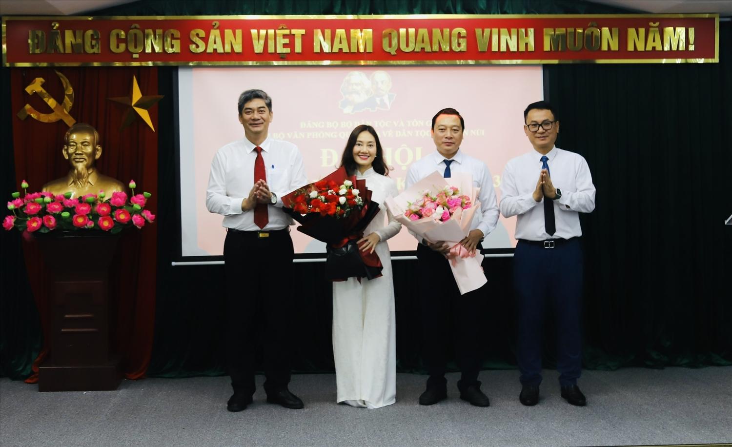 Thứ trưởng Y Vinh Tơr và Chánh Văn phòng Quốc gia về dân tộc và miền núi Hà Việt Quân tặng hoa chúc mừng Ban Chấp hành chi bộ nhiệm kì 2025-2030 Thứ trưởng Y Vinh Tơr và Chánh Văn phòng Quốc gia về dân tộc và miền núi Hà Việt Quân tặng hoa chúc mừng Ban Chấp hành chi bộ nhiệm kì 2025-2030