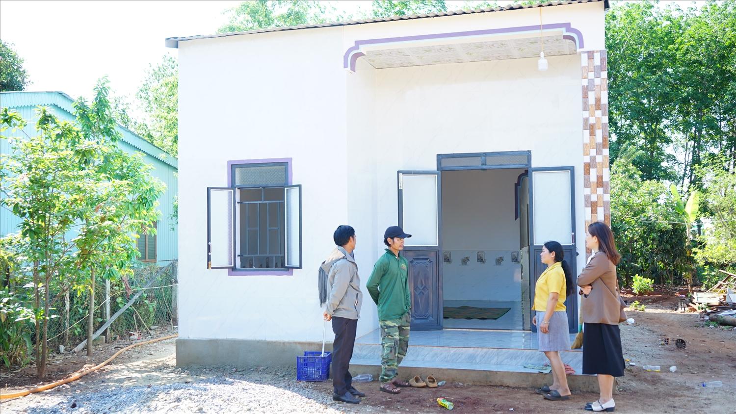 Nhiều ngôi nhà kiên cố, khang trang tại xã Ia Kriêng được xây dựng lên tử sự hỗ trợ của Dự án 1 (Chương trình MTQG 1719) thay thế những ngôi nhà tạm bợ, mưa tạt, gió lùa Nhiều ngôi nhà kiên cố, khang trang tại xã Ia Kriêng được xây dựng lên tử sự hỗ trợ của Dự án 1 (Chương trình MTQG 1719) thay thế những ngôi nhà tạm bợ, mưa tạt, gió lùa