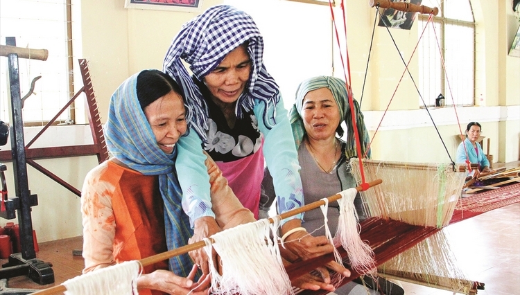 Nghệ nhân Ngành dệt thổ cẩm hướng dẫn phụ nữ Chăm kỹ thuật dệt hoa văn thổ cẩm cổ Chăm Mỹ Nghiệp (Ảnh minh họa). Nghệ nhân Ngành dệt thổ cẩm hướng dẫn phụ nữ Chăm kỹ thuật dệt hoa văn thổ cẩm cổ Chăm Mỹ Nghiệp (Ảnh minh họa).