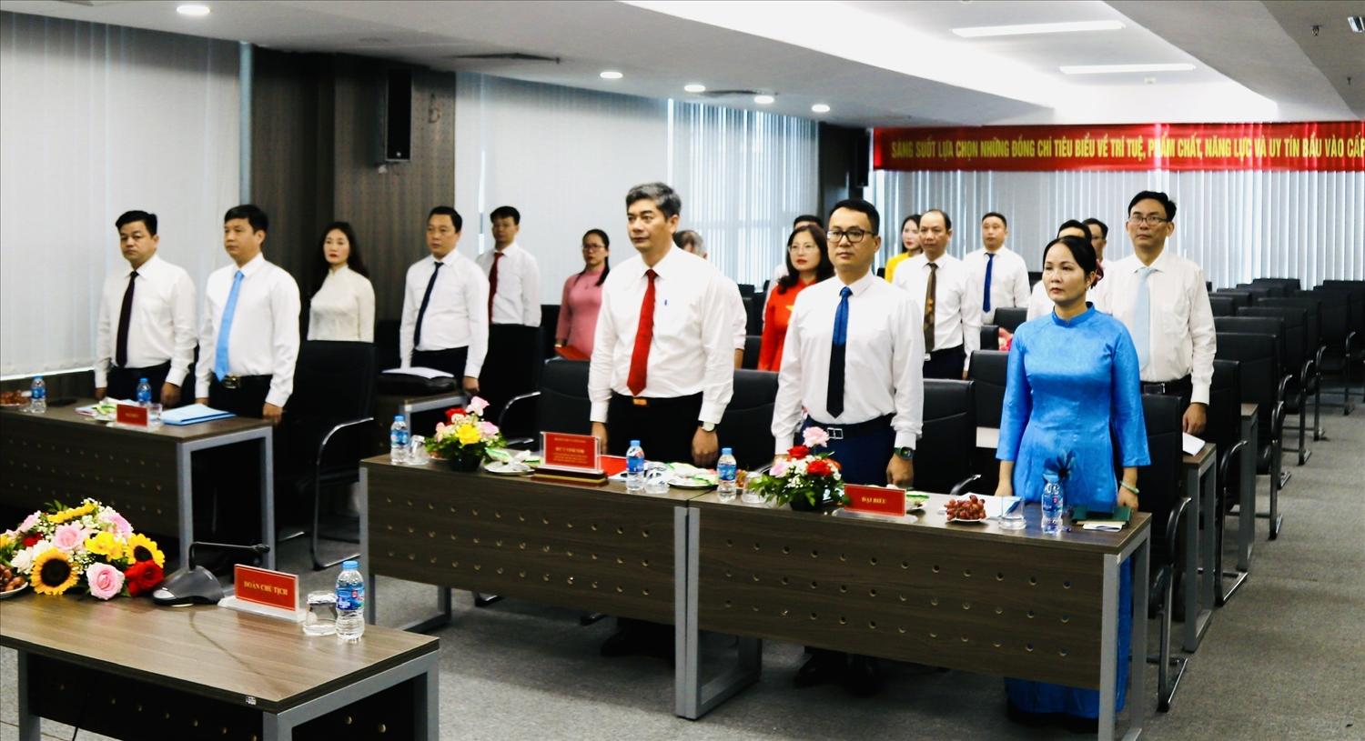 Các đại biểu thực hiện nghi lễ chào cờ tại Đại hội Các đại biểu thực hiện nghi lễ chào cờ tại Đại hội