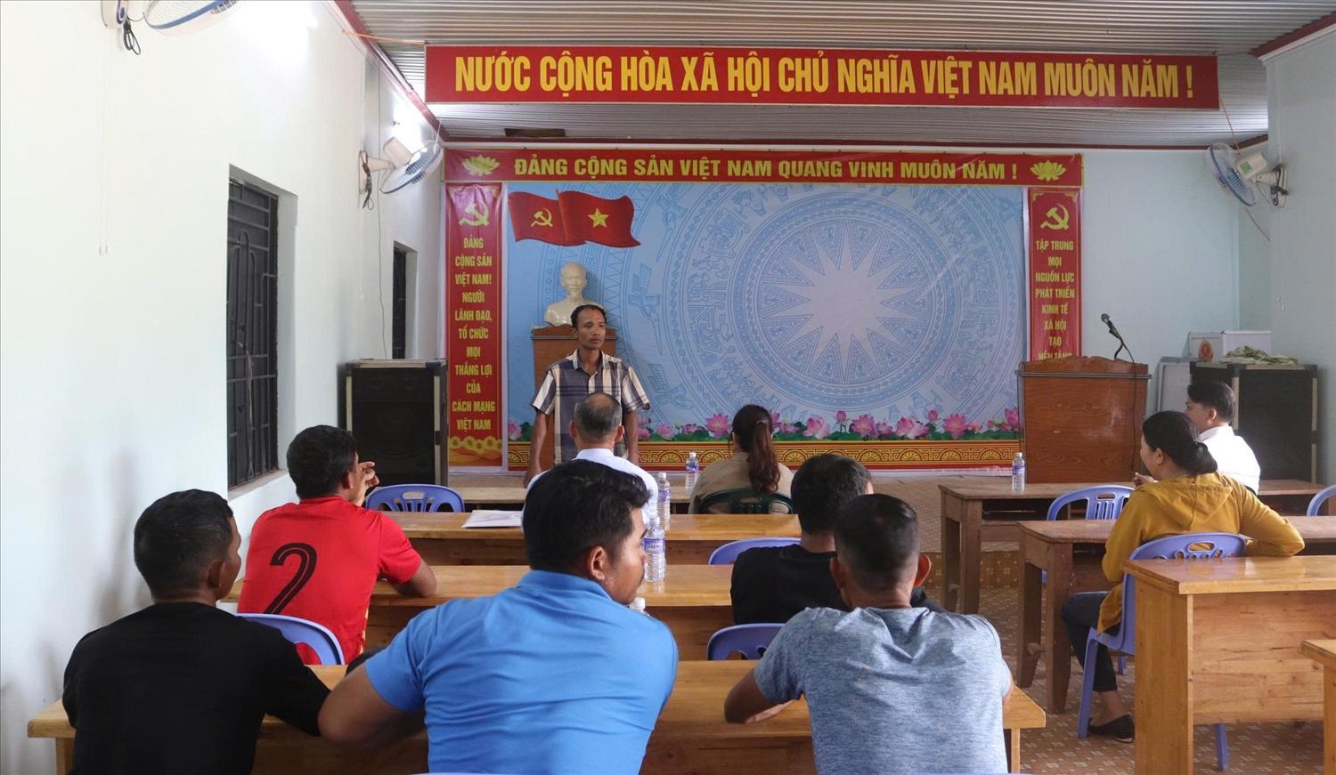 Tổ trưởng Tổ hợp tác xây dựng Buôn Trấp phát biểu cảm ơn và cam kết phát huy hiệu quả chính sách hỗ trợ của Nhà nước Tổ trưởng Tổ hợp tác xây dựng Buôn Trấp phát biểu cảm ơn và cam kết phát huy hiệu quả chính sách hỗ trợ của Nhà nước