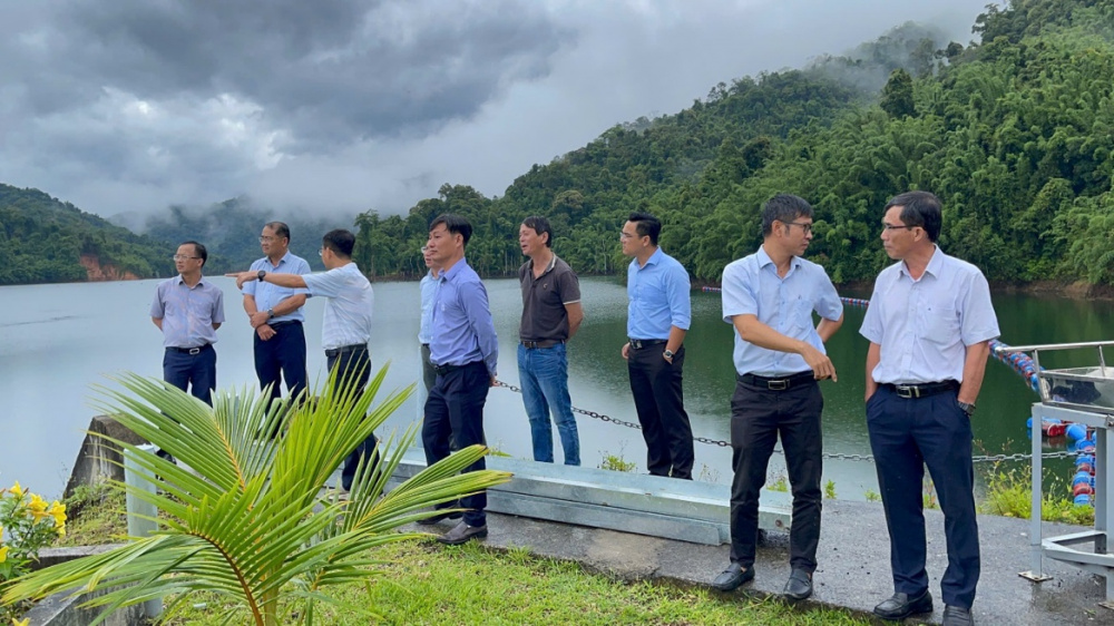 Đoàn Công tác cùng Lãnh đạo Công ty Thủy điện Sông Bung tại Đập dâng Thủy điện Sông Bung 2