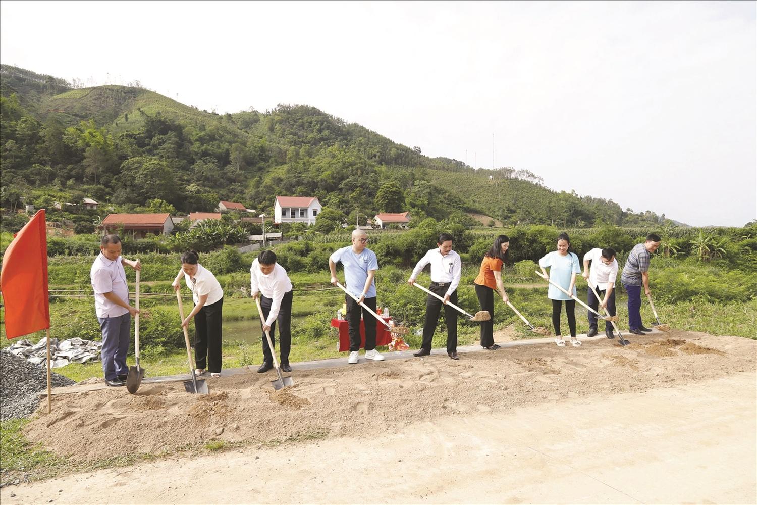Tổng Biên tập Báo Dân tộc và Phát triển Lê Công Bình (thứ năm từ trái qua phải) tại Lễ khởi công Cầu Thiện Ước 2 tại thôn Làng Hăng, xã Quan Sơn, huyện Chi Lăng, tỉnh Lạng Sơn Tổng Biên tập Báo Dân tộc và Phát triển Lê Công Bình (thứ năm từ trái qua phải) tại Lễ khởi công Cầu Thiện Ước 2 tại thôn Làng Hăng, xã Quan Sơn, huyện Chi Lăng, tỉnh Lạng Sơn