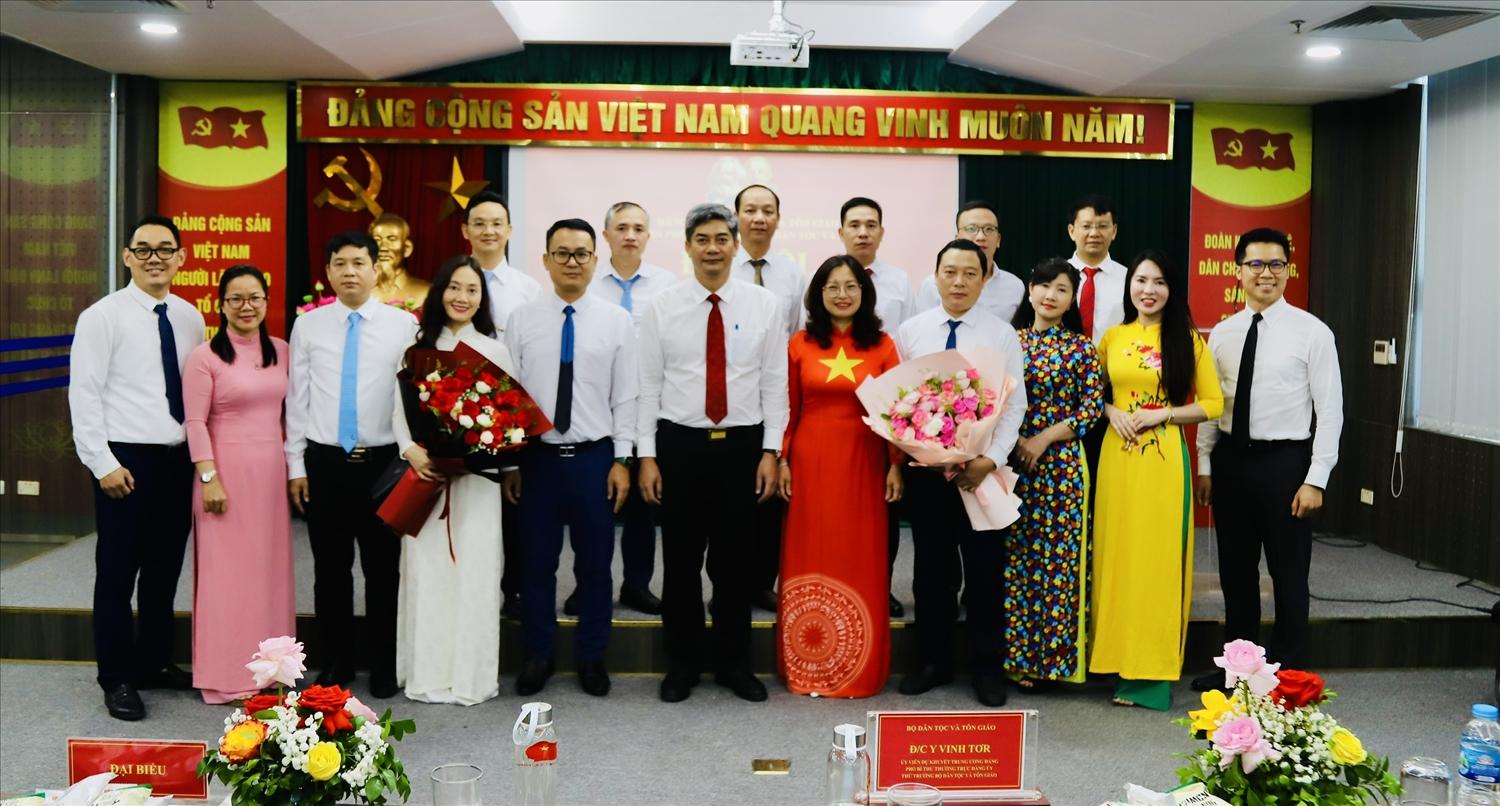 Các đại biểu chụp ảnh lưu niệm Các đại biểu chụp ảnh lưu niệm
