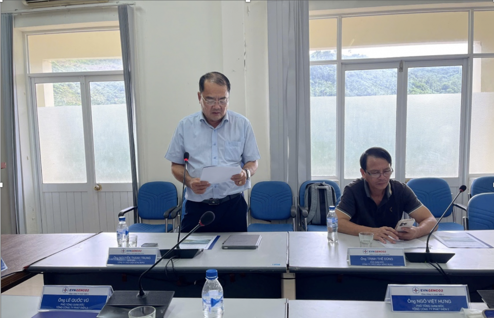 Ông Nguyễn Thành Trung – Giám đốc Công ty báo cáo kết quả SXKD 6 tháng đầu năm, kế hoạch 6 tháng cuối năm 2025 tại buổi làm việc