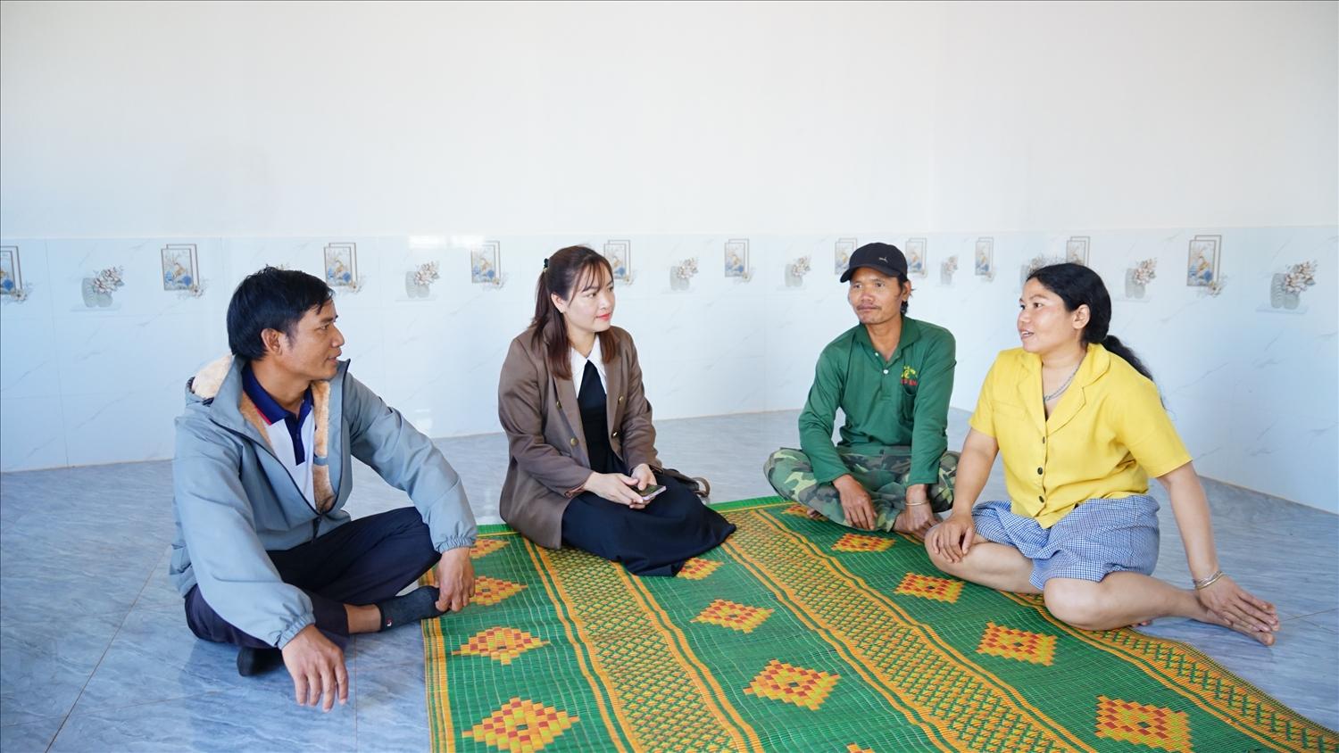 Gia đình chị Rah Lan Dung (huyện Đức Cơ) chia sẻ niềm vui trong căn nhà mới Gia đình chị Rah Lan Dung (huyện Đức Cơ) chia sẻ niềm vui trong căn nhà mới