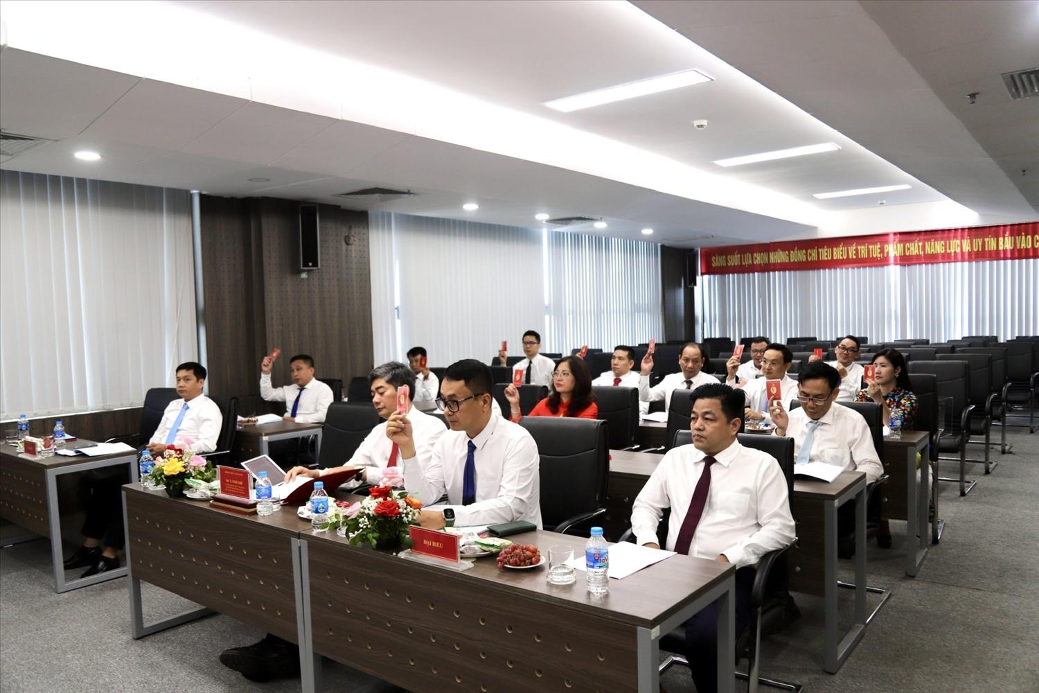 Các đại biểu biểu quyết thông qua Nghị quyết Đại hội Các đại biểu biểu quyết thông qua Nghị quyết Đại hội