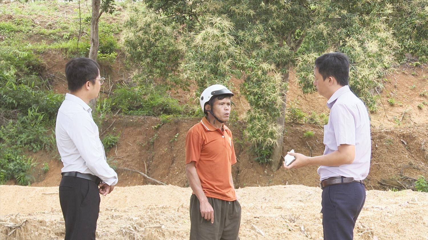 Phóng viên Báo Dân tộc và Phát triển (bên phải) tìm hiểu thông tin về tình trạng bán đất của đồng bào DTTS ở xã Đăk Pxi, huyện Đăk Hà Phóng viên Báo Dân tộc và Phát triển (bên phải) tìm hiểu thông tin về tình trạng bán đất của đồng bào DTTS ở xã Đăk Pxi, huyện Đăk Hà