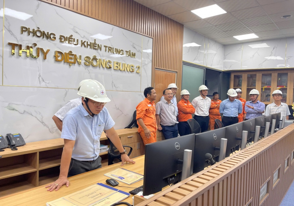 Đoàn công tác trao đổi với nhân viên trực vận hành Nhà máy Thủy điện Sông Bung 2