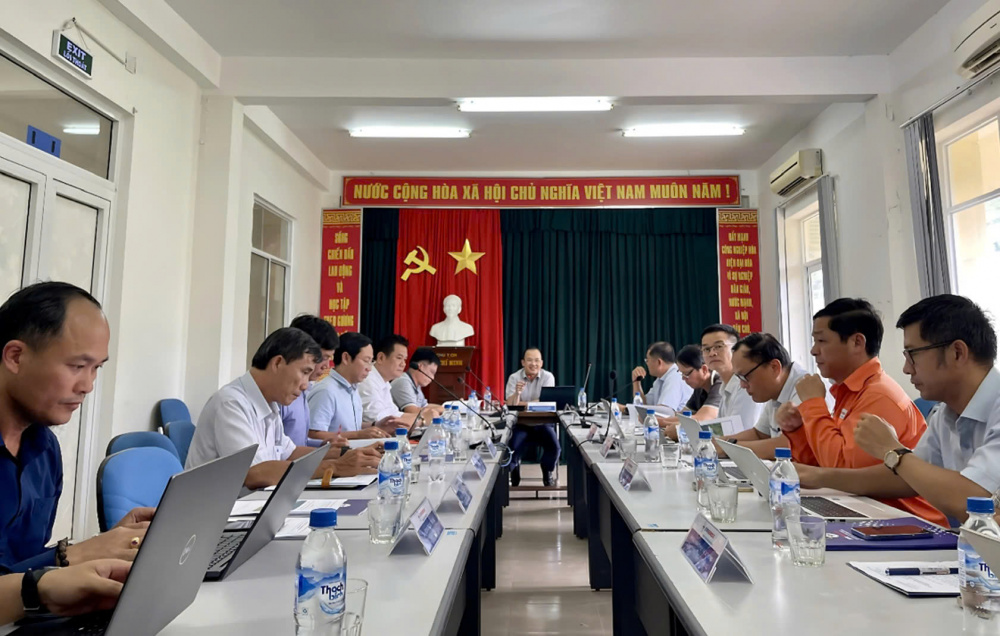 Quang cảnh buổi làm việc của Đoàn công tác EVNGENCO2 tại Khu nhà nghỉ ca trực vận hành, bảo dưỡng Nhà máy Thuỷ điện Sông Bung 2