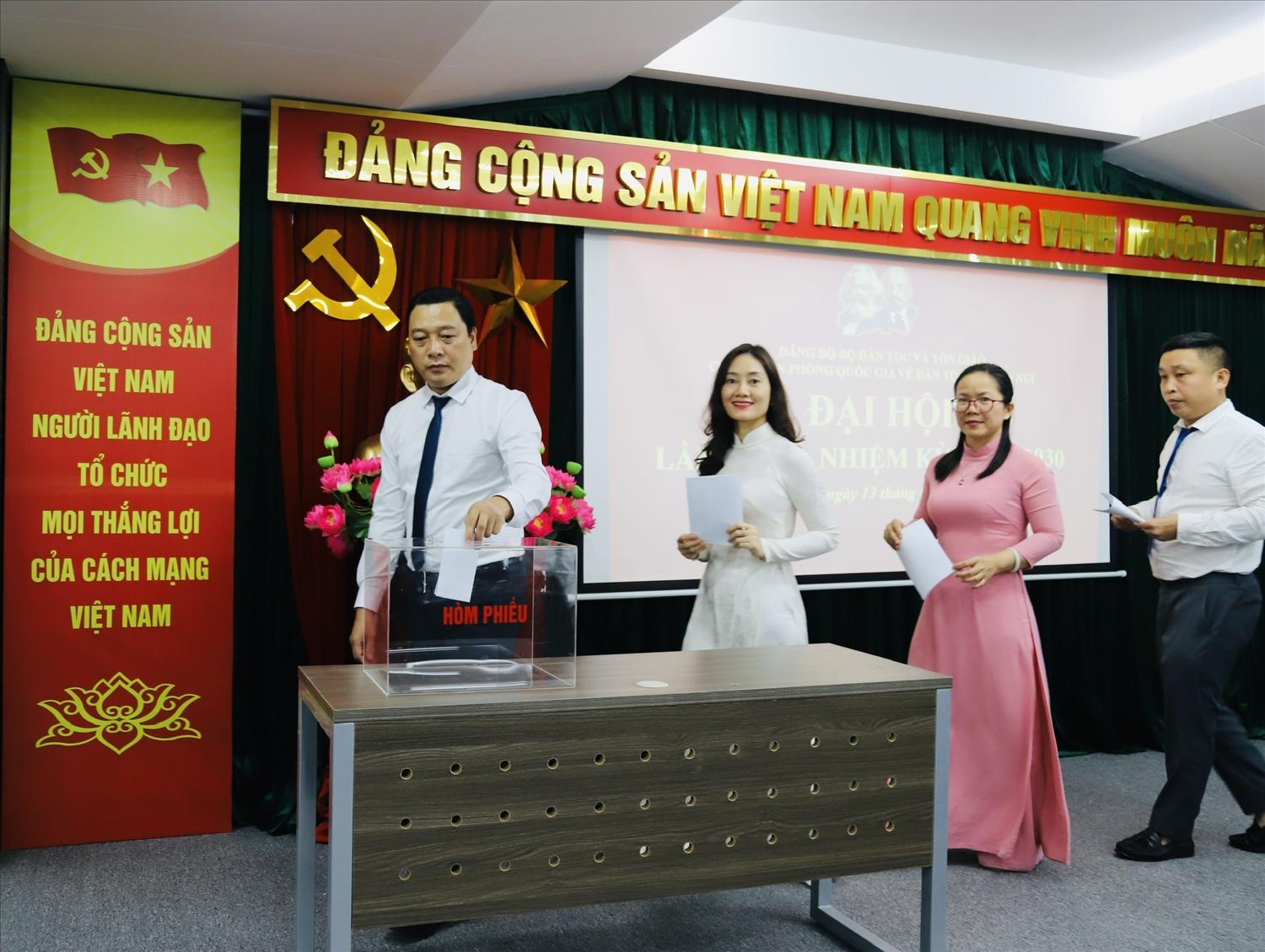 Đại hội tiên shanhf bỏ phiếu bầu Ban Chấp hành nhiệm kì 2025-2030 Các đại biểu tiến hành bỏ phiếu bầu Ban Chấp hành Chi bộ nhiệm kỳ 2025 - 2030