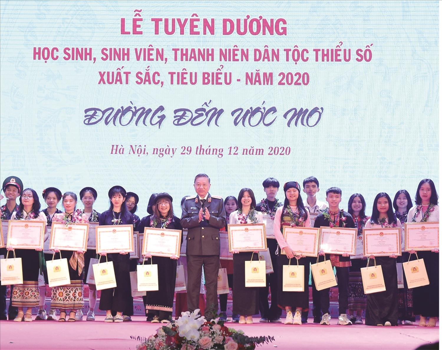 Đại tướng Tô Lâm, Bộ trưởng Bộ Công an (nay là Tổng Bí thư Ban Chấp hành Trung ương Đảng) trao Bằng khen và tặng quà các em học sinh, sinh viên, thanh niên DTTS xuất sắc, tiêu biểu tại Lễ Tuyên dương học sinh, sinh viên, thanh niên DTTS xuất sắc, tiêu biểu năm 2020 do Báo Dân tộc và Phát triển tổ chức. Đại tướng Tô Lâm, Bộ trưởng Bộ Công an (nay là Tổng Bí thư Ban Chấp hành Trung ương Đảng) trao Bằng khen và tặng quà các em học sinh, sinh viên, thanh niên DTTS xuất sắc, tiêu biểu tại Lễ Tuyên dương học sinh, sinh viên, thanh niên DTTS xuất sắc, tiêu biểu năm 2020 do Báo Dân tộc và Phát triển tổ chức.
