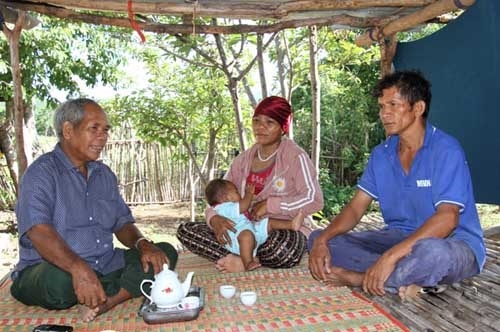 Ông Mai Liên (bìa trái) tích cực tham gia các buổi hòa giải ở cơ sở (Ảnh minh họa). Ông Mai Liên (bìa trái) tích cực tham gia các buổi hòa giải ở cơ sở (Ảnh minh họa).