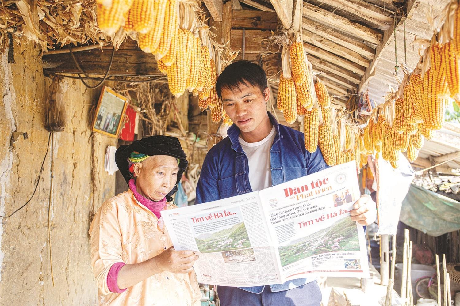 Đồng bào DTTS đọc Báo Dân tộc và Phát triển Đồng bào DTTS đọc Báo Dân tộc và Phát triển