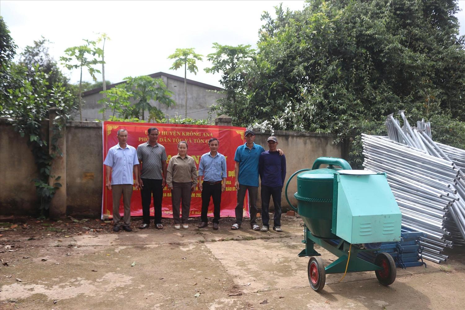 Đại diện lãnh đạo phòng Dân tộc và Tôn giáo huyện trao phương tiện, máy móc cho Tổ hợp tác Xây dựng Buôn Trấp Đại diện lãnh đạo phòng Dân tộc và Tôn giáo huyện trao phương tiện, máy móc cho Tổ hợp tác Xây dựng Buôn Trấp