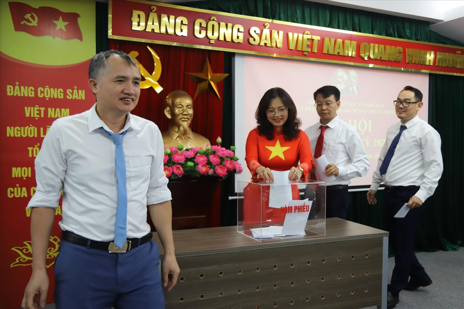 Các đại biểu tiến hành bỏ phiếu bầu Ban Chấp hành Chi bộ nhiệm kỳ 2025 - 2030 Các đại biểu tiến hành bỏ phiếu bầu Ban Chấp hành Chi bộ nhiệm kỳ 2025 - 2030
