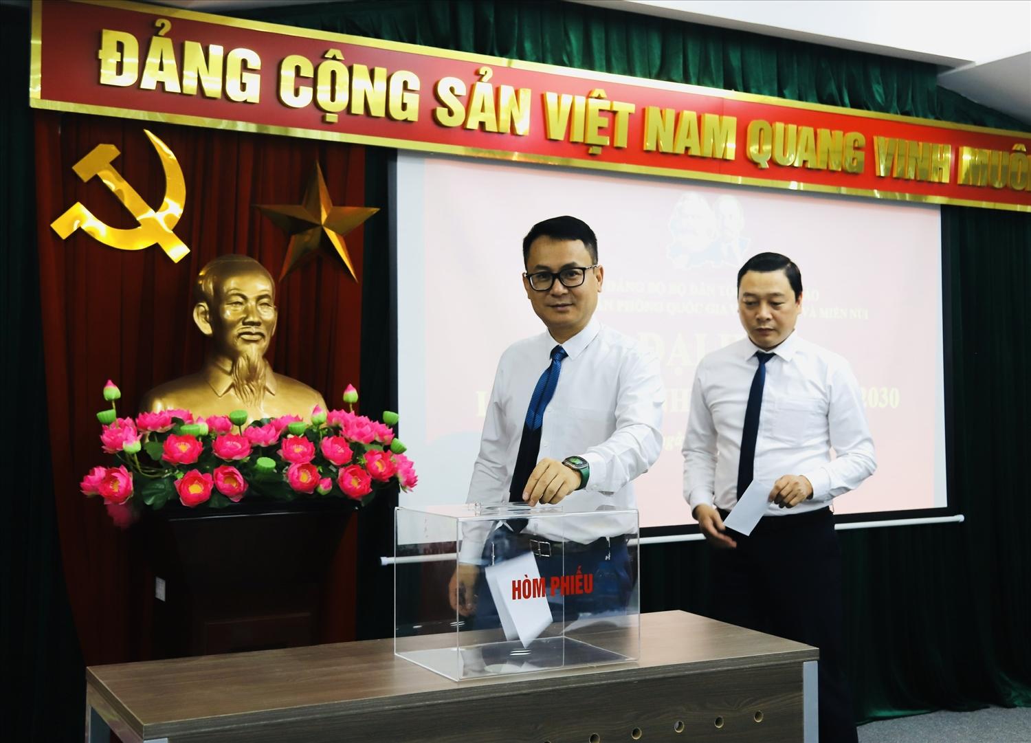 Các đại biểu tiến hành bỏ phiếu bầu Ban Chấp hành Chi bộ nhiệm kỳ 2025 - 2030 Các đại biểu tiến hành bỏ phiếu bầu Ban Chấp hành Chi bộ nhiệm kỳ 2025 - 2030