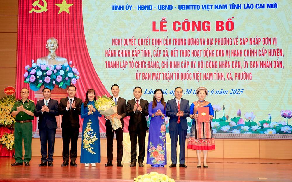 Đồng chí Trần Lưu Quang - Bí thư Trung ương Đảng, Trưởng Ban chính sách và chiến lược Trung ương trao Quyết định của Ủy ban Trung ương MTTQ Việt Nam thành lập Ủy ban MTTQ Việt Nam tỉnh Lào Cai.