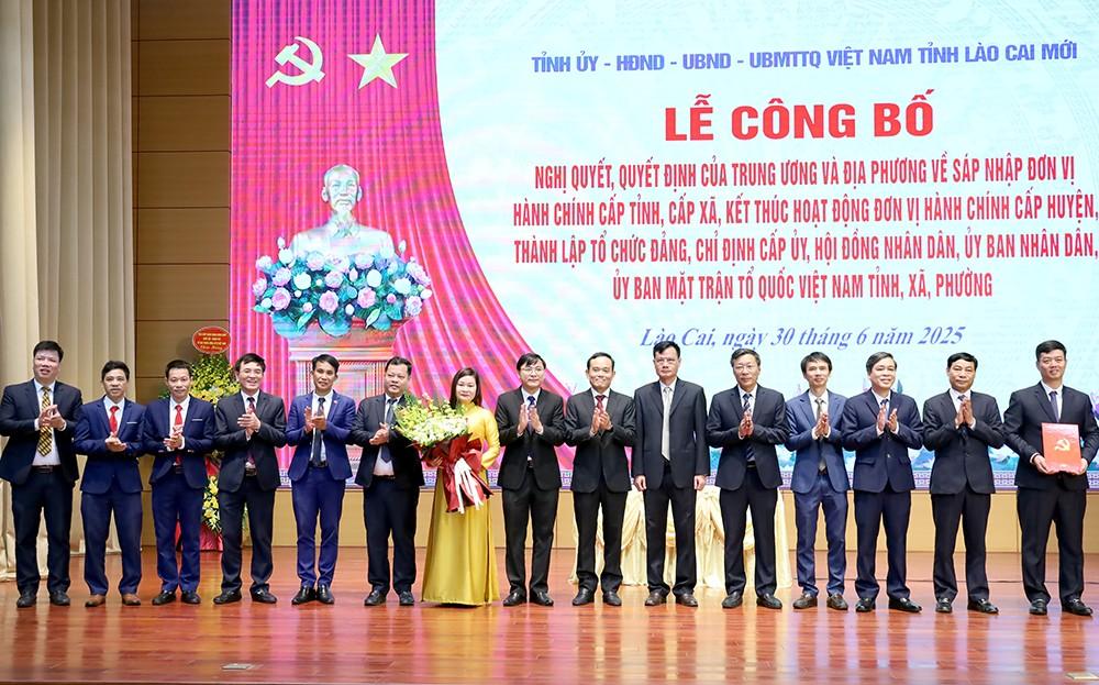 Đồng chí Trần Lưu Quang - Bí thư Trung ương Đảng, Trưởng Ban chính sách và chiến lược Trung ương trao Quyết định và tặng hoa chúc mừng các đồng chí Ủy viên Ủy ban Kiểm tra Tỉnh ủy Lào Cai.