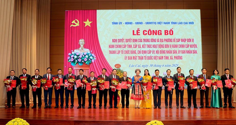 Đồng chí Giàng Thị Dung - Phó Bí thư Tỉnh ủy kiêm Chủ tịch Ủy ban MTTQ Việt Nam tỉnh trao Quyết định và tặng hoa chúc mừng các xã.