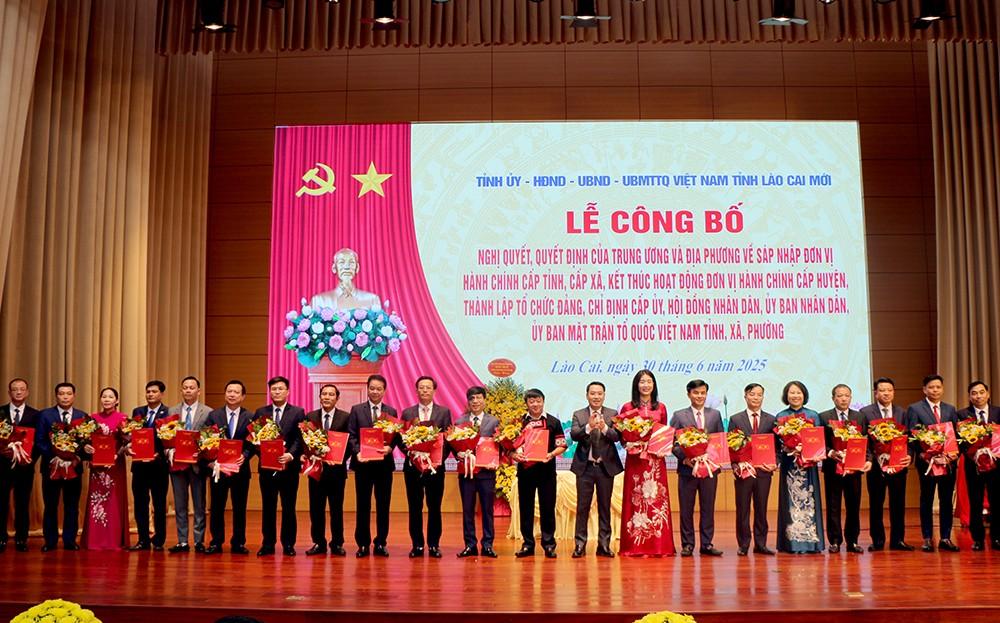 Đồng chí Nguyễn Tuấn Anh - Phó Bí thư Tỉnh ủy trao Quyết định và tặng hoa chúc mừng các xã.