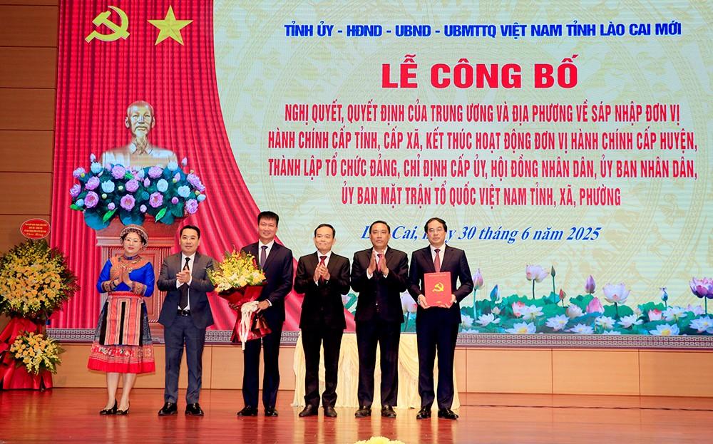 Đồng chí Trần Lưu Quang - Bí thư Trung ương Đảng, Trưởng Ban chính sách và chiến lược Trung ương trao Quyết định về sắp xếp đơn vị hành chính cấp tỉnh, việc thành lập Đảng bộ tỉnh Lào Cai, việc chỉ định Ban Chấp hành, Ban Thường vụ, Bí thư, Phó Bí thư Tỉnh ủy Lào Cai, nhiệm kỳ 2020 - 2025 cho các đồng chí trong Thường trực Tỉnh ủy Lào Cai.