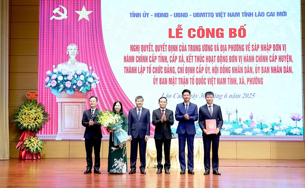 Đồng chí Trần Lưu Quang - Bí thư Trung ương Đảng, Trưởng Ban chính sách và chiến lược Trung ương trao Quyết định của Thủ tướng Chính phủ về chỉ định Chủ tịch, Phó Chủ tịch UBND tỉnh Lào Cai.