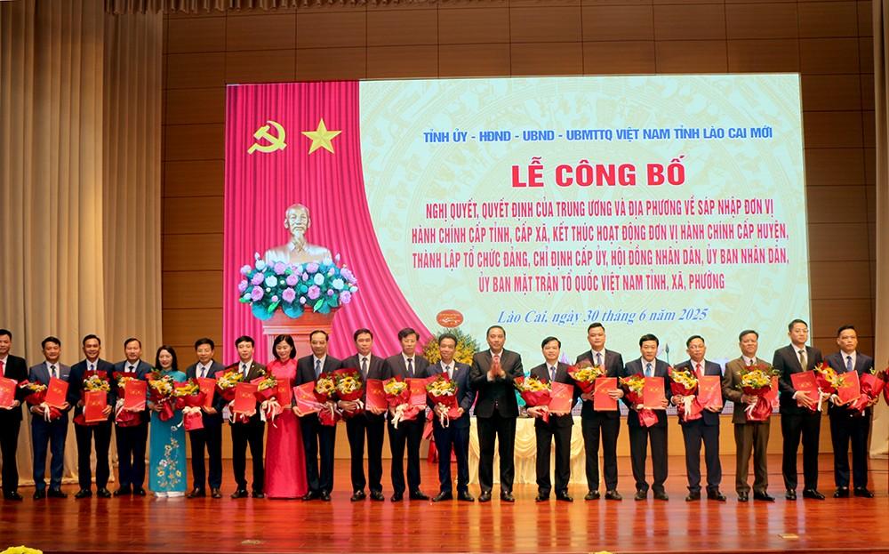 Đồng chí Hoàng Giang - Phó Bí thư Thường trực Tỉnh ủy trao Quyết định và tặng hoa chúc mừng các xã.