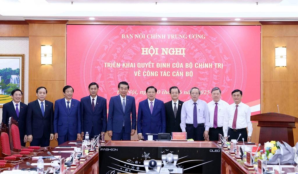Lãnh đạo Ban Nội chính Trung ương và các đại biểu chúc mừng đồng chí Lê Hồng Quang