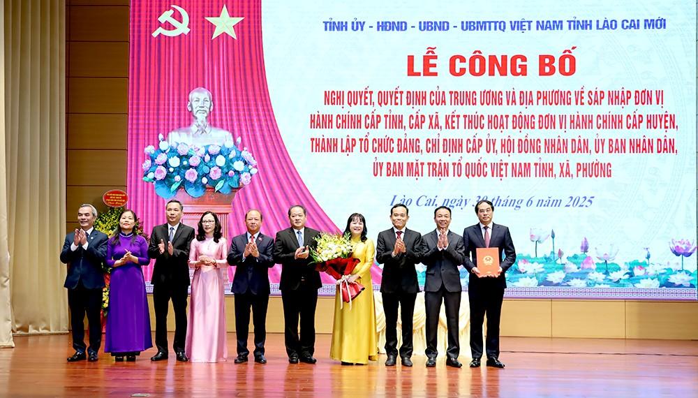 Đồng chí Trần Lưu Quang - Bí thư Trung ương Đảng, Trưởng Ban chính sách và chiến lược Trung ương trao Nghị quyết của Ủy ban Thường vụ Quốc hội về việc chỉ định Chủ tịch, Phó Chủ tịch HĐND, trưởng các ban của HĐND tỉnh, thành phố, trưởng Đoàn, phó trưởng Đoàn ĐBQH tỉnh Lào Cai.