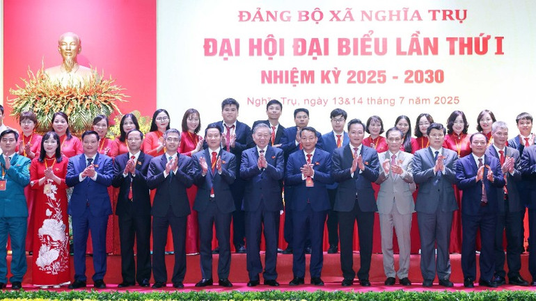 Tổng Bí thư Tô Lâm và đại biểu với Ban Chấp hành Đảng bộ xã Nghĩa Trụ khóa I, nhiệm kỳ 2025-2030. (Ảnh: Thống Nhất/TTXVN) vna-potal-tong-bi-thu-to-lam-du-dai-hoi-dai-bieu-lan-thu-i-nhiem-ky-2025-2030-cua-dang-bo-xa-nghia-tru-8147571-1430.jpg